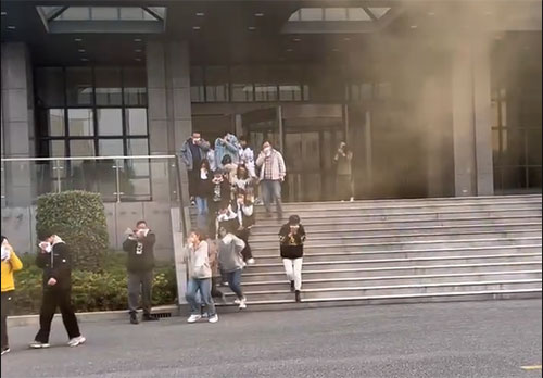 开展应急演练? 强化应急安全处置能力——上海ag旗舰厅集团开展消防演习活动(图1)