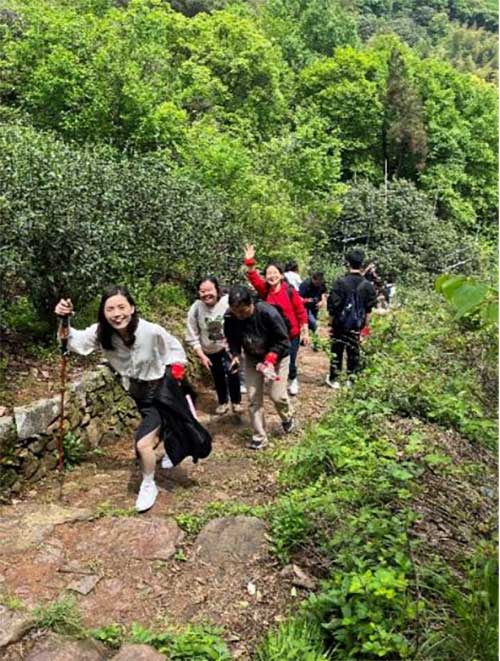 【登山望湖 走进春天】上海ag旗舰厅集团开展2024年山野徒步活动(图3)