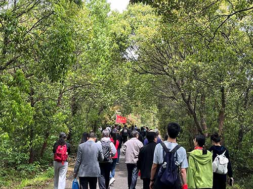 【登山望湖 走进春天】上海ag旗舰厅集团开展2024年山野徒步活动(图4)