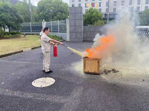 “人人讲安全、个个会应急”——上海ag旗舰厅集团开展“安全月”消防演习活动(图3)