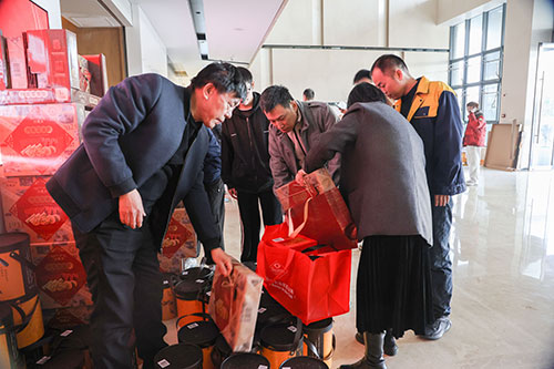  共度美好新春！上海ag旗舰厅集团为全体员工发放年货大礼包(图1)