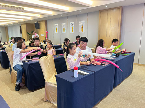 【月满华诞 匠心传情】ag旗舰厅集团举办“团圆庆华诞”亲子活动?(图2)